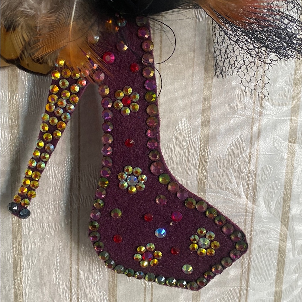 Rhinestone Feather High-Heel Ornament in Burgundy - Picture 4 of 5